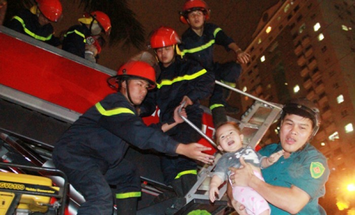 [Chùm ảnh] Giải cứu cư dân trong đám cháy chung cư Xa La