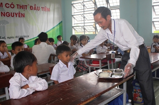 Thầy giáo mắc bệnh hiểm nghèo mang cả “gia tài” đi xây bếp ăn cho học sinh vùng cao