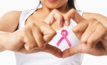 Cô gái trẻ 18 tuổi sốc khi được chẩn đoán ung thư vú