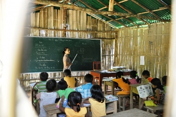 Hỗ trợ mua trang thiết bị dạy học cho các trường vùng khó khăn
