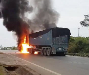 Xe container cháy dữ dội, tài xế và phụ xe may mắn thoát thân