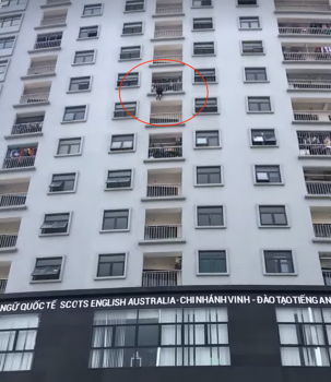 Giải cứu người phụ nữ "treo lủng lẳng" ở tầng 10 chung cư