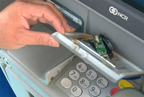 Kẻ gian gắn camera siêu nhỏ vào cây ATM