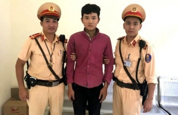 Hà Nội: Cảnh sát giao thông quật ngã thanh niên vờ mua điện thoại rồi cướp