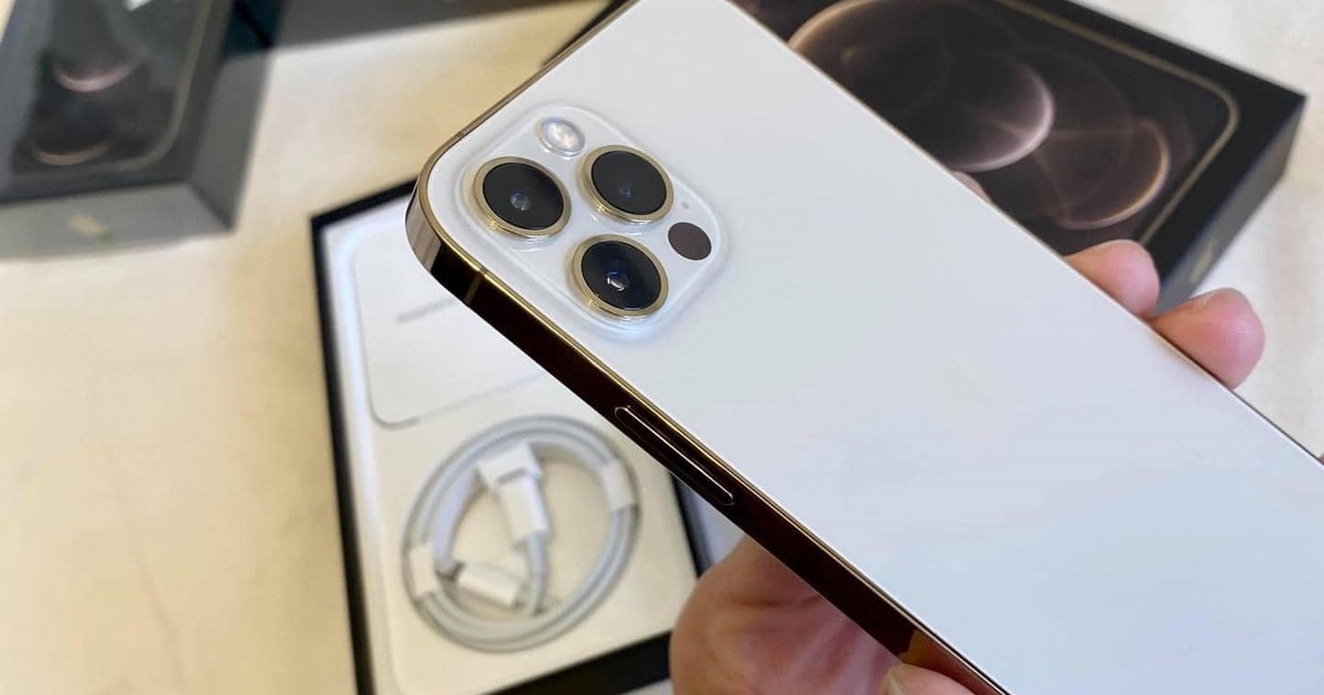 iPhone 12 lock về Việt Nam, giá từ 18 triệu đồng thì có nên mua?