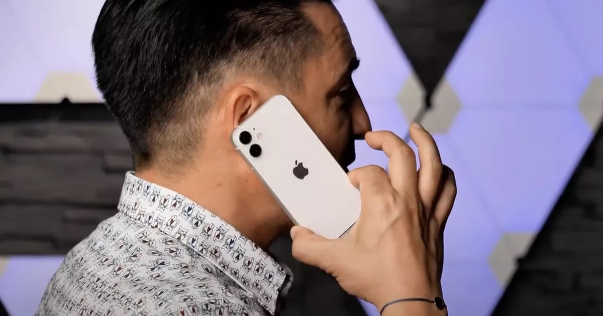 iPhone 12 mini lần đầu lộ video thực tế: Kích thước “tí hon” đến ngỡ ngàng