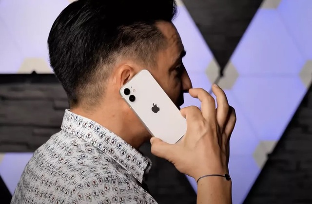 iPhone 12 mini lần đầu lộ video thực tế: Kích thước “tí hon” đến ngỡ ngàng - 3