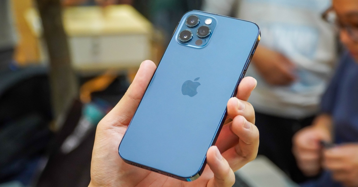 iPhone 12 Pro màu xanh hết hot, liên tục giảm giá tại Việt Nam