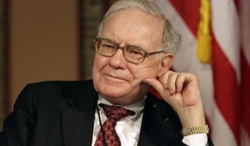 Warren Buffett: Làm việc bạt mạng không giúp bạn giàu có