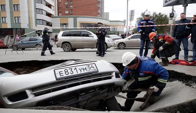 Hố nước sôi bí ẩn nuốt chửng 2 xe hơi trên đường phố Nga - 2