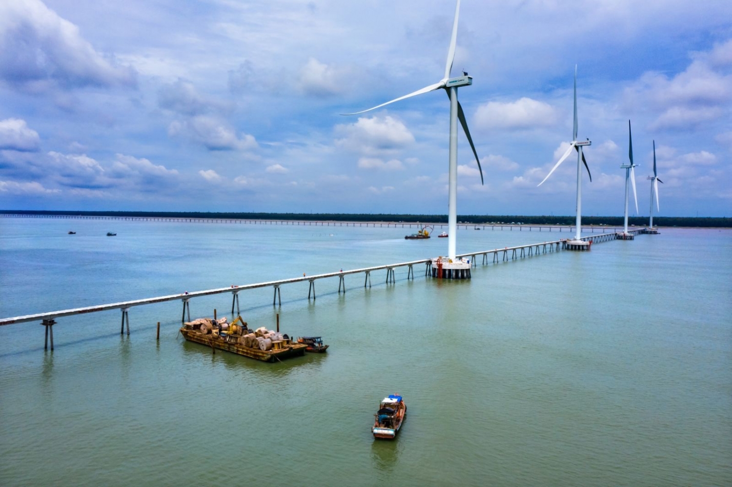 Dự án nhà máy điện gió Đông Hải 1 tại tỉnh Trà Vinh vừa hoàn thành lắp đặt trụ gió cuối cùng trong tổng số 25 trụ gió của nhà máy.