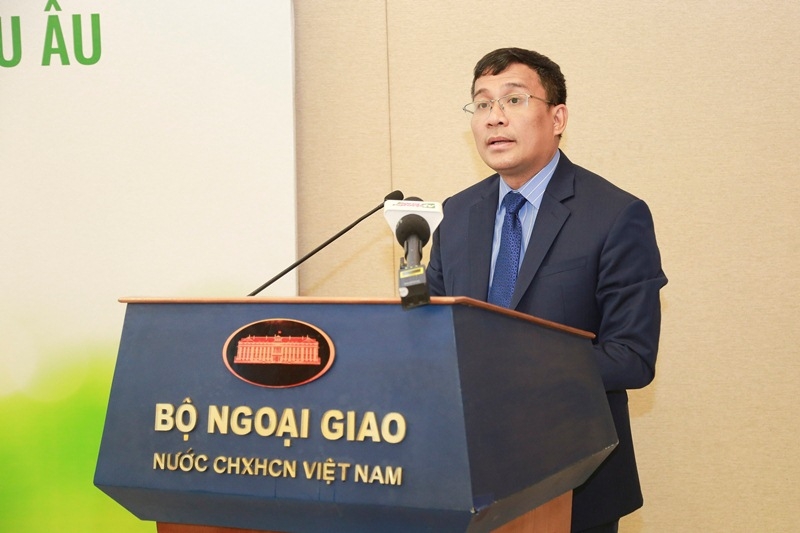 Thứ trưởng Bộ Ngoại giao Nguyễn Minh Vũ phát biểu tại Tọa đàm.