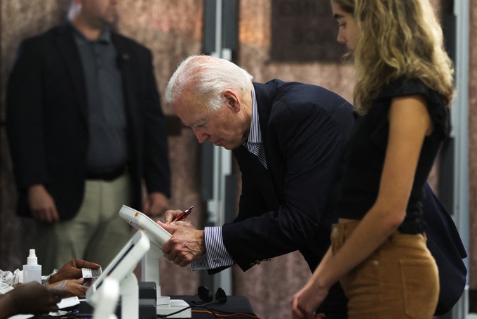 Tổng thống Joe Biden đi bỏ phiếu bầu cử giữa kỳ sớm - 2