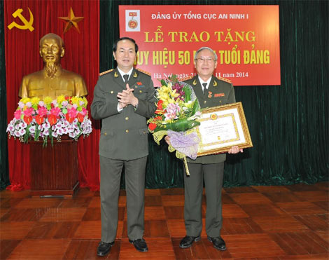 Thượng tướng Nguyễn Văn Hưởng vinh dự đón nhận Huy hiệu 50 năm tuổi Đảng