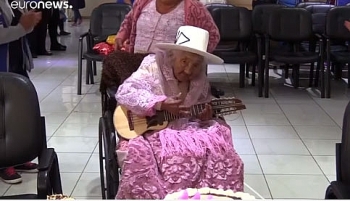 Cụ bà 118 tuổi nhảy múa, đàn hát mừng sinh nhật