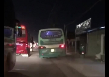TP HCM: "Tóm gọn" xe buýt phóng bạt mạng trên vỉa hè