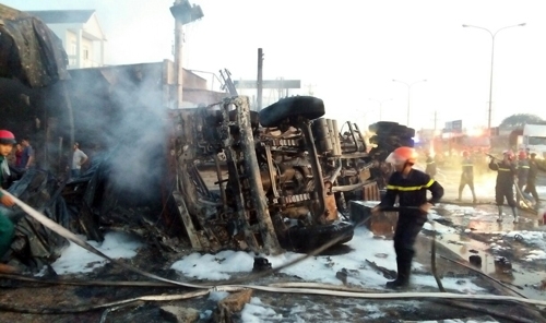 Xe bồn chở xăng gây cháy nhà, 6 người chết