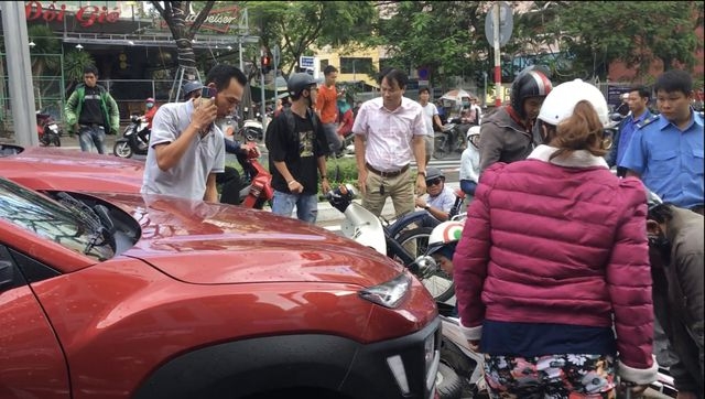 Ô tô tông hàng loạt xe máy đang dừng đèn đỏ ở Đà Nẵng