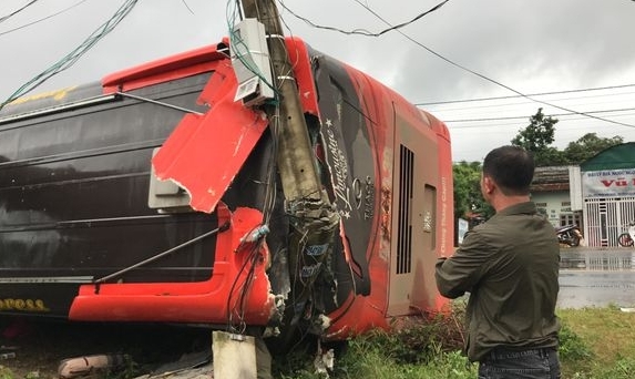 Xe khách lật đè gãy cột điện, hành khách la hét kêu cứu