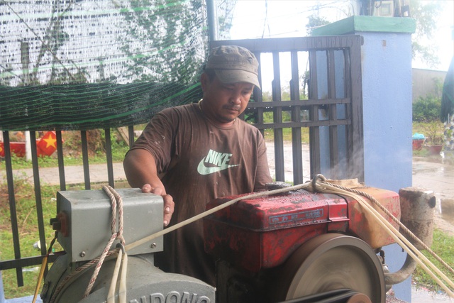 Người đàn ông kéo máy bơm nước miễn phí cho dân - 2