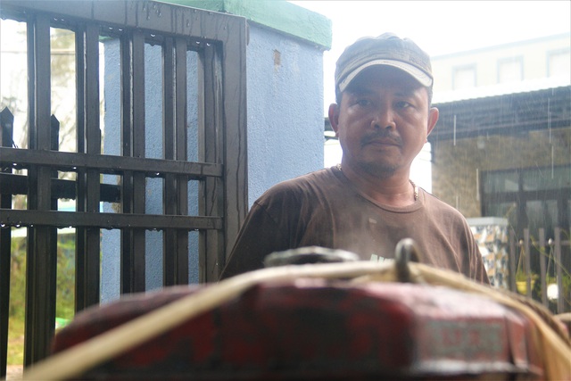Người đàn ông kéo máy bơm nước miễn phí cho dân - 5