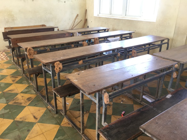 “Giáo viên, học sinh hết sức đau lòng khi toàn bộ bàn ghế đã hư hỏng” - 9