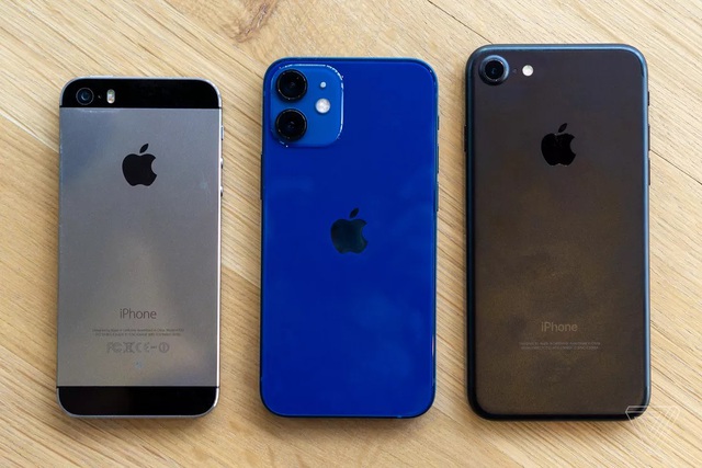 Cận cảnh bộ đôi iPhone 12 mini và 12 Pro Max - Khác biệt lớn về kích cỡ - 2