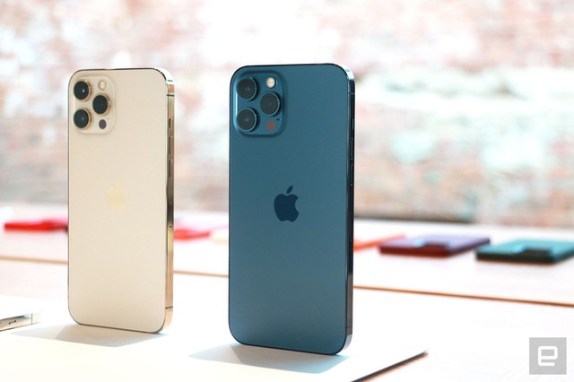Cận cảnh bộ đôi iPhone 12 mini và 12 Pro Max - Khác biệt lớn về kích cỡ - 10