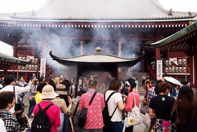 Cận cảnh đền thờ cổ kính nhất Tokyo rạng rỡ trong “lễ tưởng niệm hoa cúc” - 9
