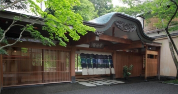 Lạc vào Nhật Bản cổ xưa tại nhà trọ hơn 500 năm tuổi nằm giữa rừng cây