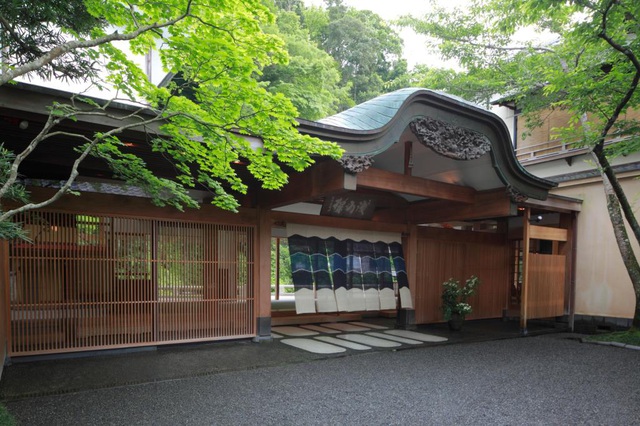 Lạc vào Nhật Bản cổ xưa tại nhà trọ hơn 500 năm tuổi nằm giữa rừng cây - 1