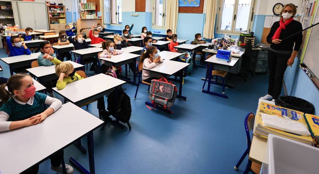 Châu Âu: Trường học vẫn mở cửa giữa “cơn sóng Covid-19 dâng cao - 4