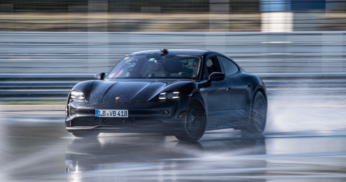 Porsche Taycan lập kỷ lục cú drift bằng xe điện dài nhất thế giới
