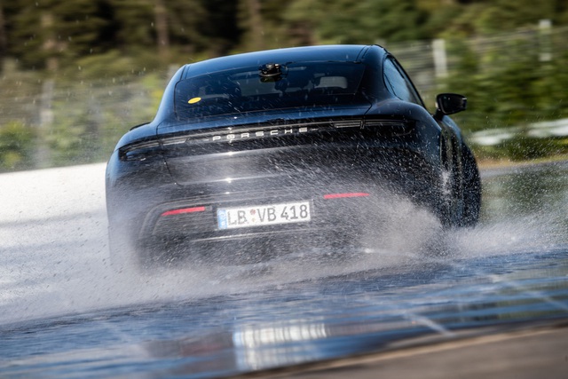 Porsche Taycan lập kỷ lục cú drift bằng xe điện dài nhất thế giới - 2