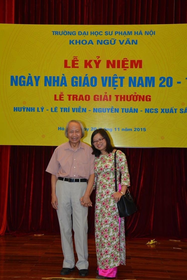 TS. Nguyễn Thị Ngọc Minh bên người thầy của mình. (Ảnh: NVCC)