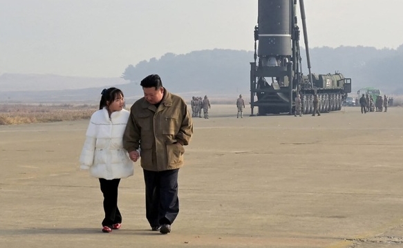 Thông điệp của ông Kim Jong-un khi lần đầu công bố hình ảnh con gái