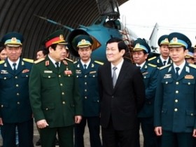 Chủ tịch nước thăm trung đoàn không quân anh hùng