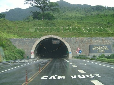 Hầm Hải Vân khi đang đóng cửa hầm để duy tu bảo dưỡng định kỳ.