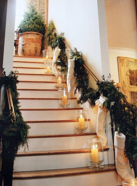 Trang hoàng cầu thang rực rỡ đón Giáng sinh