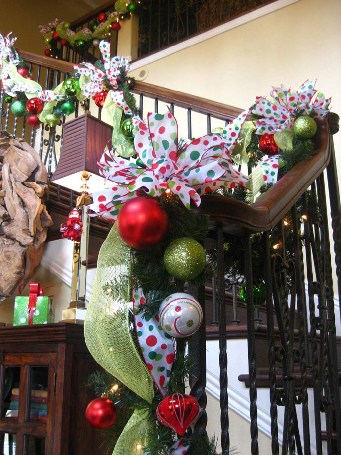 Trang hoàng cầu thang rực rỡ đón Giáng sinh