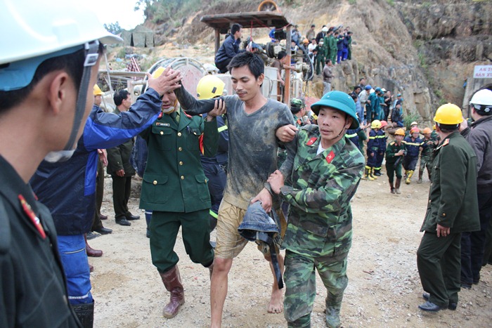 Giải cứu thành công 12 người trong vụ sập hầm Đạ Dâng