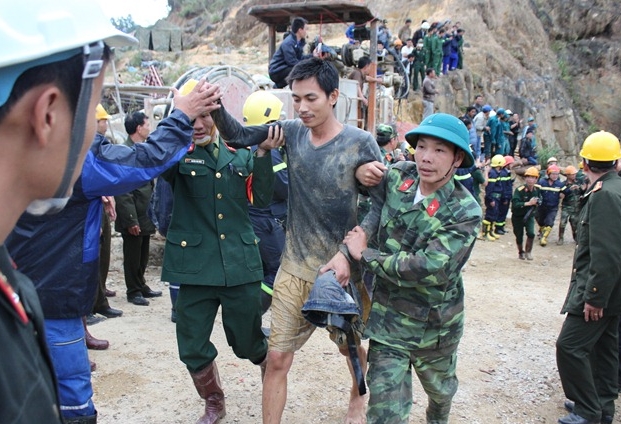 Giải cứu thành công 12 người trong vụ sập hầm Đạ Dâng