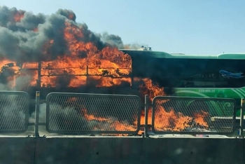 Hành khách tháo chạy khỏi chiếc xe bốc cháy