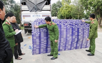10.000 gói thuốc lá lậu giấu dưới gầm xe tải