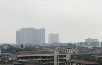 Hà Nội: Sương mù phủ kín khiến khí thải không thể phát tán lên cao