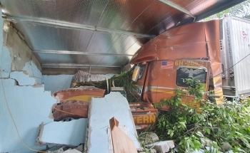 Xe container và ôtô tải tông sập nhà dân