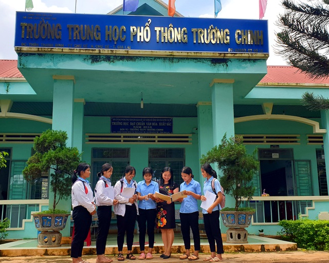 Học sinh lớp 11 dày công thu âm song ngữ giúp trẻ em dân tộc học tiếng Việt - 1