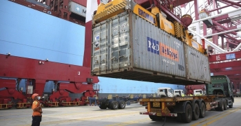 Xuất khẩu của Trung Quốc tăng kỷ lục khi phương Tây tái phong tỏa
