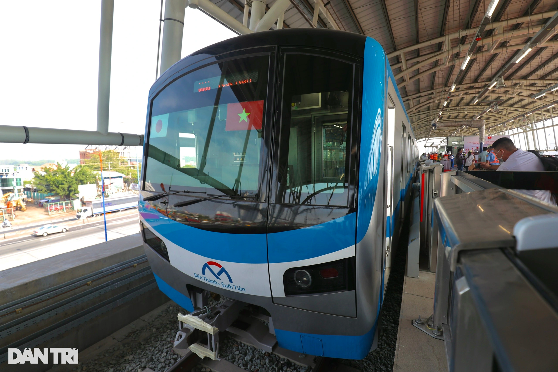 Người dân TPHCM hào hứng thử nghiệm tàu metro số 1 Bến Thành - Suối Tiên - 4