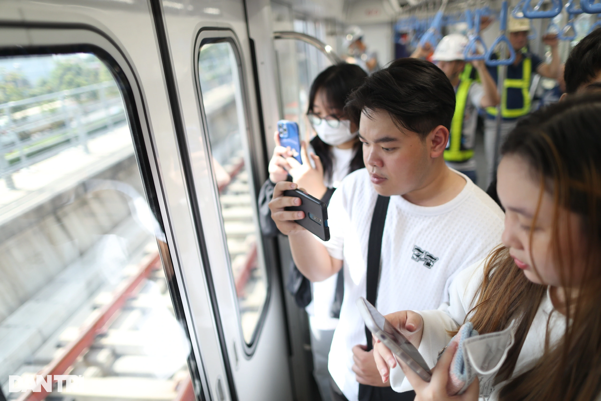 Người dân TPHCM hào hứng thử nghiệm tàu metro số 1 Bến Thành - Suối Tiên - 12